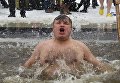 Народный депутат от фракции Свобода Андрей Мохник купается во время празднования Крещения в Киеве, в субботу, 19 января 2013 г.