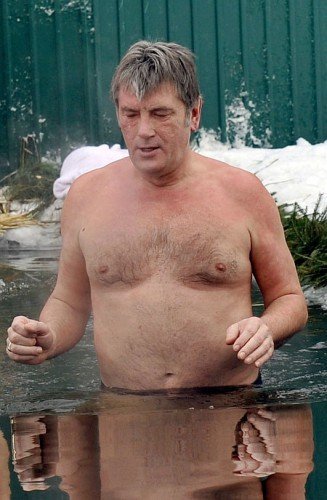 Экс-президент Виктор Ющенко каждый год совершает Крещенские купания.