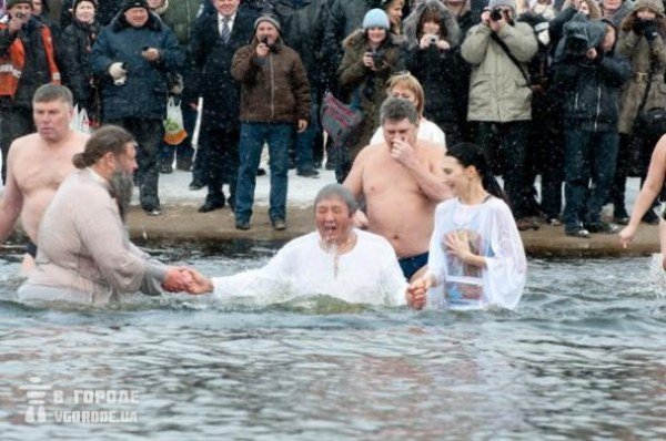Бывший мэр Запорожья Александр Син в позапрошлом году окунался на Крещение с женой