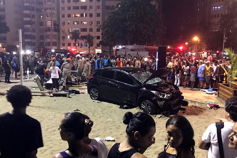 Автомобиль въехал в толпу рядом с пляжем Копакабана в Рио-де-Жанейро