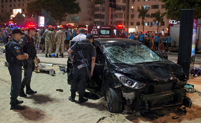 Автомобиль въехал в толпу рядом с пляжем Копакабана в Рио-де-Жанейро