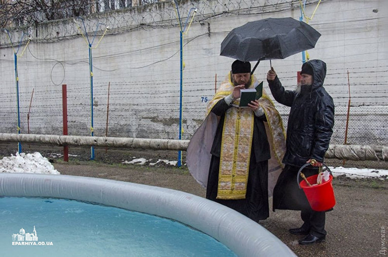 Заключенные одесского СИЗО окунулись в крещенскую купель
