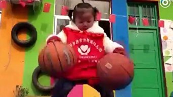 В Китае двухлетних малышей тренируют играть в баскетбол