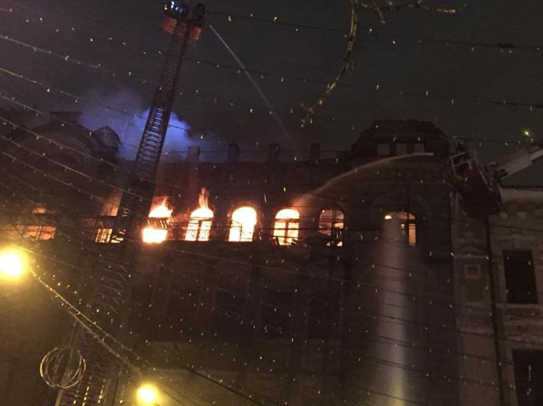 Масштабный пожар на ул. Б. Хмельницкого возле ЦУМа в Киеве
