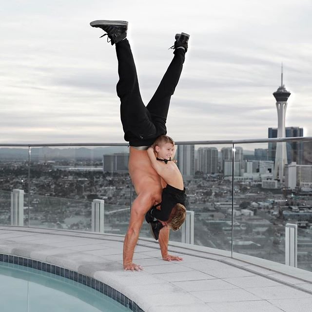 Акробат Уэйн Скивингтон из цирка Cirque du Soleil - самый популярный отец-одиночка Instagram