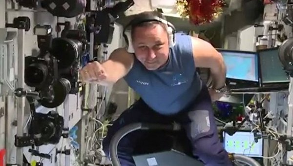 Российский космонавт Антон Шкаплеров показал, как летает на пылесосе
