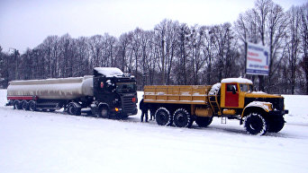 Спасатели вытаскивают из снежных заносов бензовозы