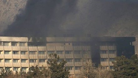 Горящий отель Intercontinental в Кабуле после нападения боевиков