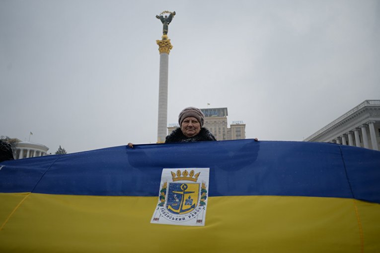 Участники акции на День Соборности Украины на мосту Патона в Киеве
