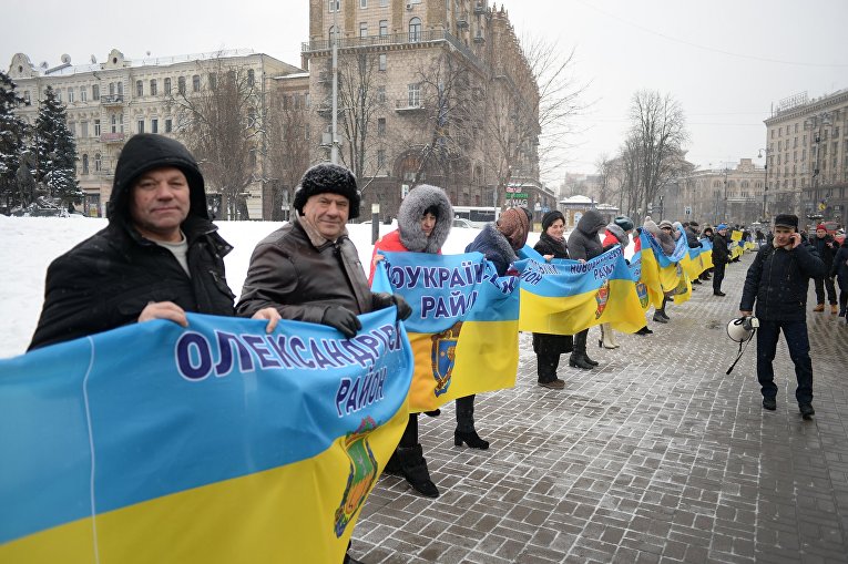 Участники акции на День Соборности Украины на мосту Патона в Киеве