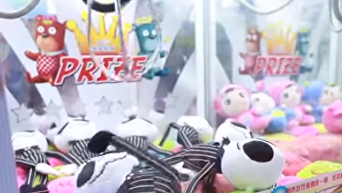 Расхитительница автоматов. Китаянка выиграла 7000 игрушек. Видео