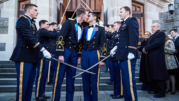 Первая гей-пара военных в США, которая заключила брак