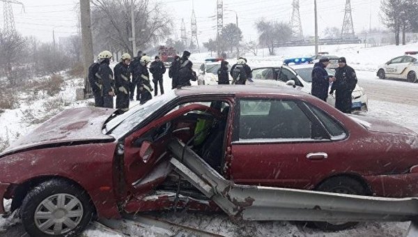В Запорожье автомобиль врезался в ограждение моста