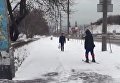 Мужчина в костюме Супермена катается на лыжах в Бердянске