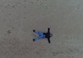 Саакашвили лег на песок во время записи фильма об Украине