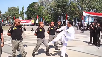 Не показывайте Кличко. В Индонезии мэр отрабатывает удары на полицейских. Видео