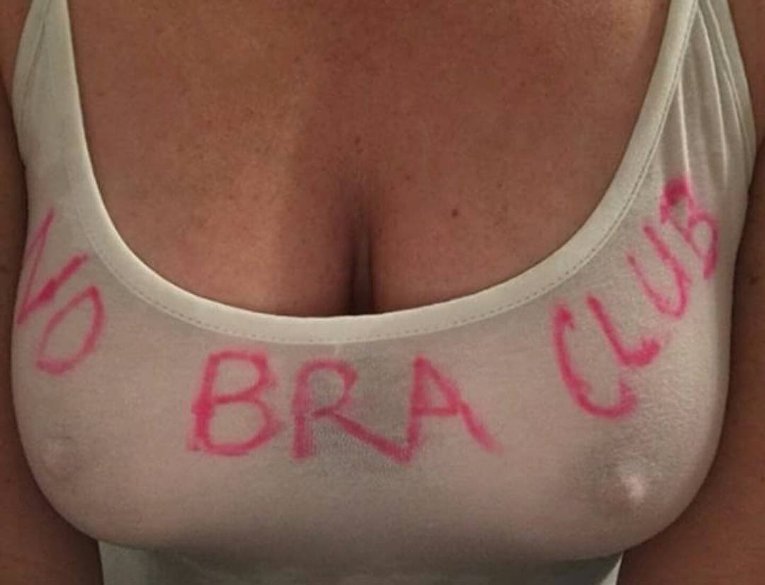 В Instagram набирает популярность новый женский флешмоб за свободу груди от бюстгальтеров
