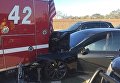 В американском городе Калвер-Сити штата Калифорния электромобиль Tesla двигался по дороге со скоростью 104 километра в час, когда врезался в стоявший автомобиль пожарных.