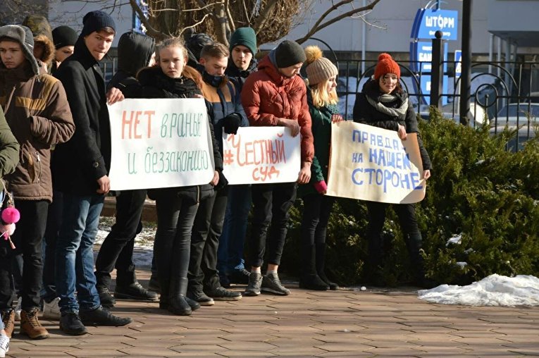 Воспитанники лагеря Виктория митингуют под судом в поддержку любимого директора