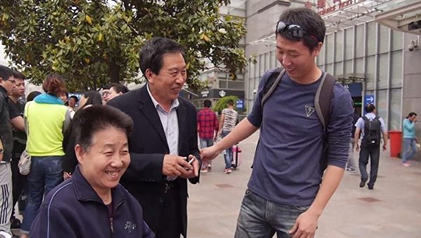 В Китае мужчина 5 лет притворяется чужим сыном