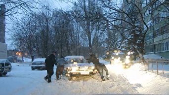 Последствия обильного снегопада в Донбассе