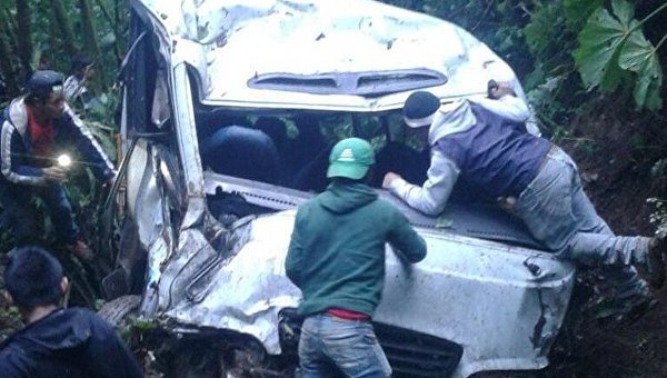 В Гватемале автобус рухнул в пропасть