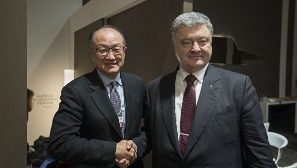 Президент Украины Петр Порошенко в Давосе с президентом Всемирного банка Джимом Ем Кимом