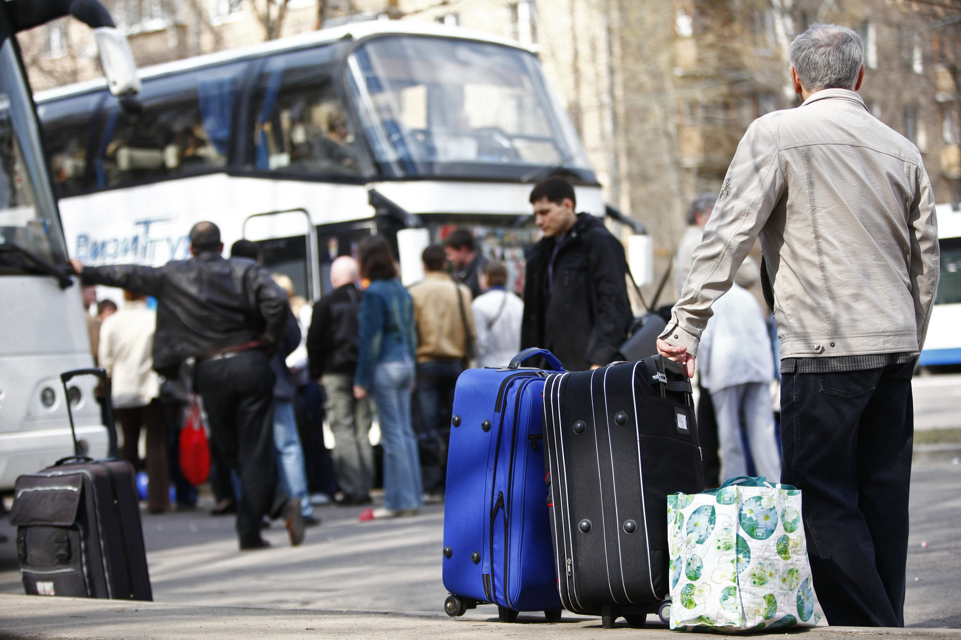 Как живут эмигранты. Мигранты уезжают. Украинские беженцы на чемоданах. Мигранты с чемоданами. Люди уезжают.