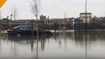Затопленные дома и авто. Прогулка по улицам пригорода Парижа... на лодке
