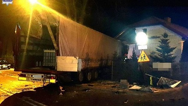 Украинец на грузовике врезался в дом с тремя маленькими детьми в Польше