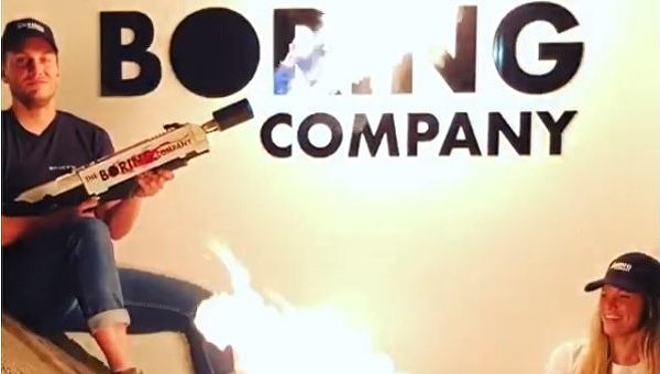 Илон Маск показал огнемет производства одной из своих компаний