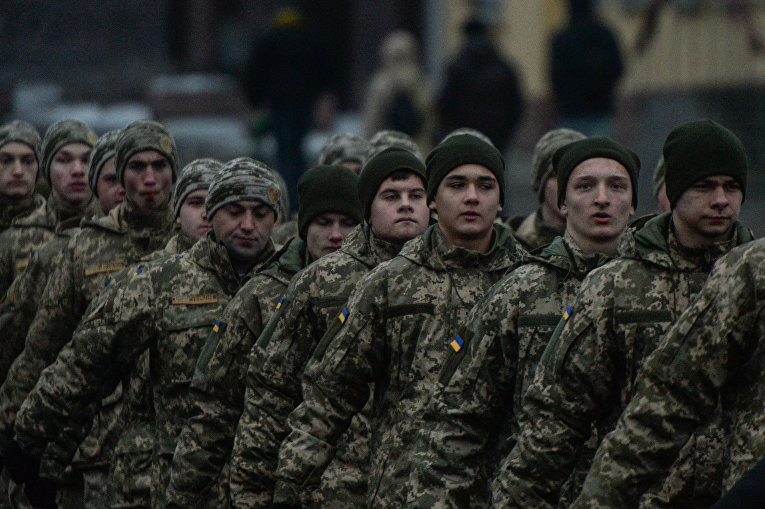Колонна студентов из Киевского военного лицея имени Ивана Богуна движется на железнодорожный вокзал, чтобы отбыть на Поезде единения на станцию Круты.