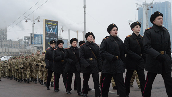 Колонна из Киевского военного лицея имени Ивана Богуна движется на железнодорожный вокзал, чтобы отбыть на Поезде единения на станцию Круты