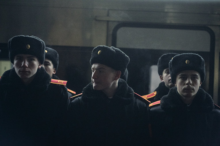 Студенты Киевского военного лицея имени Ивана Богуна на железнодорожном вокзале собираются отбыть на Поезде единения на станцию Круты