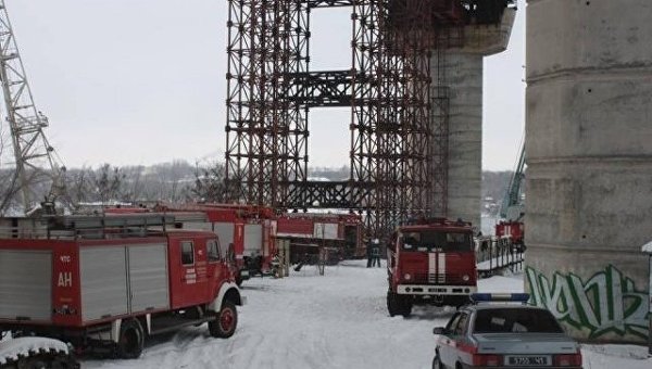 Пожарные автомобили возле строящихся мостов в Запорожье