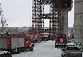 Пожарные автомобили возле строящихся мостов в Запорожье