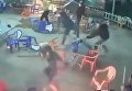Банды Вьетнама. Налетчики с ножами против коктейлей Молотова защитников кафе. Видео