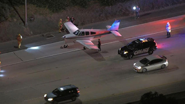В США самолет экстренно сел на автомагистраль