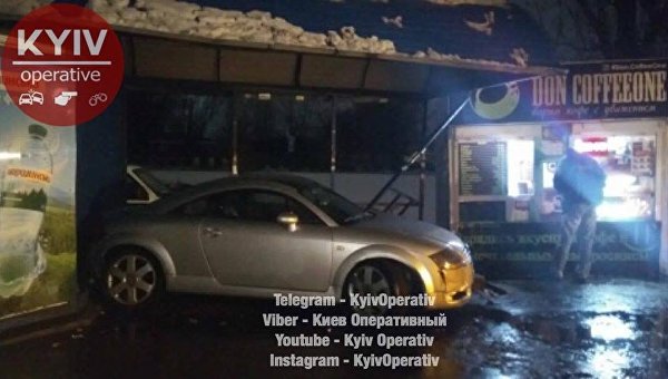 Автомобиль Audi влетел в остановку в Киеве, 29 января 2018