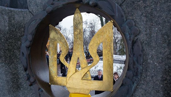 Президент Петр Порошенко с супругой почтили память Героев Крут