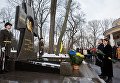 Президент Петр Порошенко с супругой почтили память Героев Крут