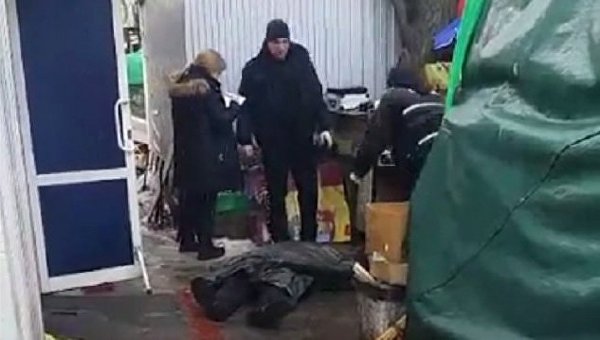 Тело убитого мужчины возле входа в игорное заведение на улице Лагерной в Киеве