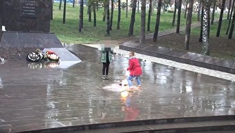 Российские школьницы заплевали Вечный огонь и попали на видео