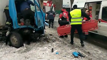 В Киеве грузовик влетел в столб, водителя зажало в салоне. Видео