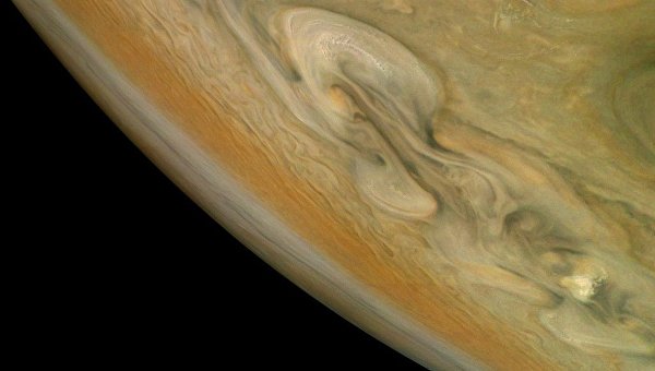 Буря, бушующая на северном полюсе Юпитера