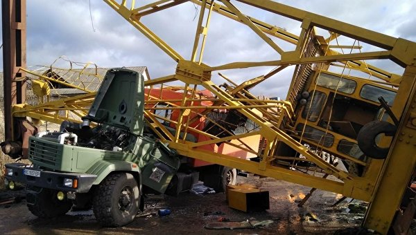 Башенный кран упал на грузовик в Ивано-Франковской области