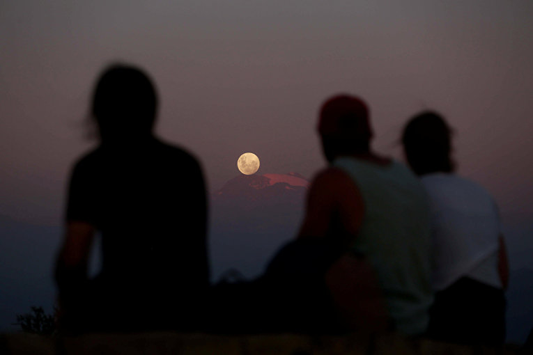 Голубая луна - тройное астрономическое явление. Лос-Андес, Сантьяго