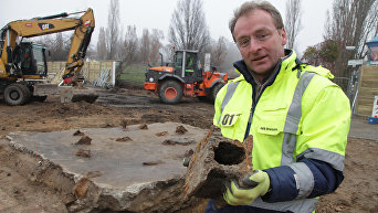 Археолог Торстен Дресслер на месте раскопок, где найден тоннель, проходивший под Берлинской стеной
