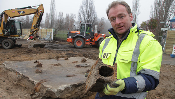 Археолог Торстен Дресслер на месте раскопок, где найден тоннель, проходивший под Берлинской стеной