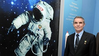 Первый космонавт Украины, Герой Украины Леонид Каденюк в Музее космонавтики в школе №36 имени С. П. Королева, в Киеве, 11 апреля 2016 года